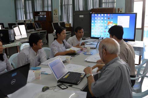 「モデル科目（工学専門科目）」に関する本邦支援大学教員とミャンマー側教員（YTUおよびMTU）の協議の様子：メカトロ学科（5月22日）