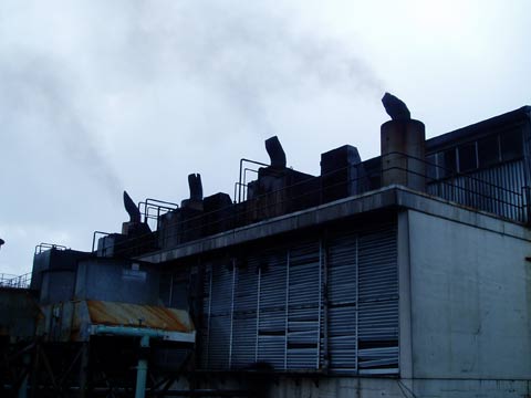 【協力実施前の様子】機材が老朽化していたため、煙突からは黒煙が排出され、近隣住民の苦情が発生していた。