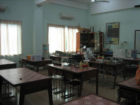 基礎工学科（教養課程）の実習室