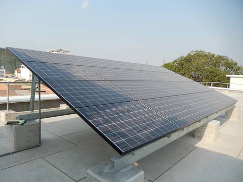 この協力で建設された校舎：屋上ソーラーパネル