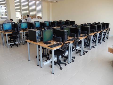 この協力で建設された校舎：パソコン実習室