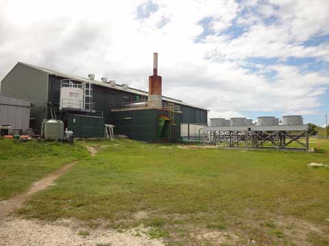 ポプア発電所の全景。合計容量11.28メガワットの電源設備が設置されており、3系統により島全域に電力供給が行われている。（写真2の協力実施前）