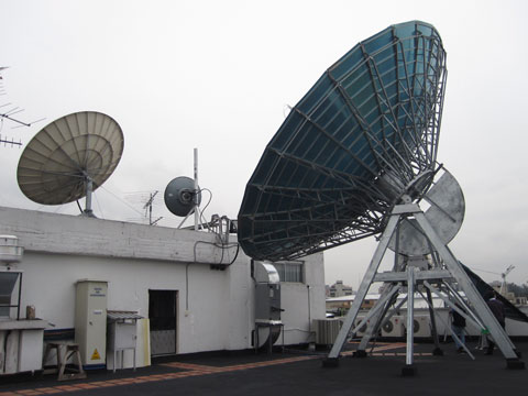 送信所との放送信号通信用の送信機