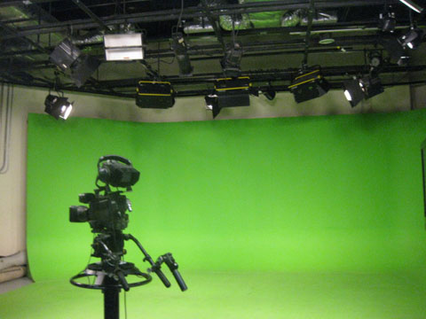 公共放送局のスタジオの1つ。現在は、標準画質（SD）撮影用カメラで撮影している。