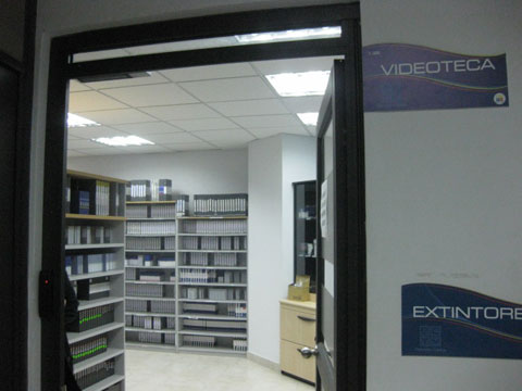 番組ソフト管理室入り口。普段は厳重に施錠されており、カセット約2,000本を保有している。