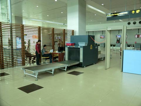 国際線チェックインエリア前の受託手荷物・機内持込手荷物用X線検査機器（ヤンゴン国際空港）