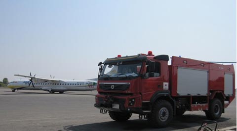 初期消防車両（RIV）の設置風景（ニャンウー空港）