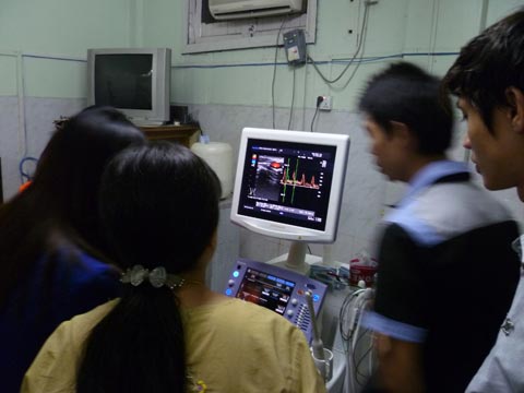 マンダレー中央婦人病院：画像診断部超音波検査室 超音波診断装置（写真3の協力実施後）