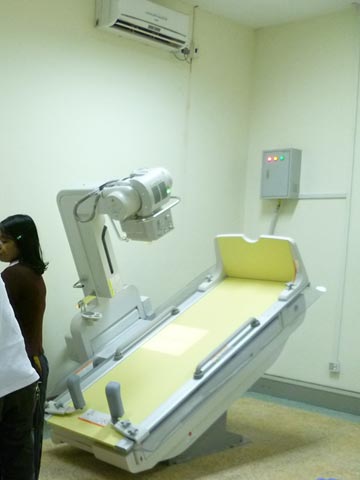 マンダレー小児病院：画像診断部 透視撮影室 放射線診断装置（透視）（写真5の協力実施後）