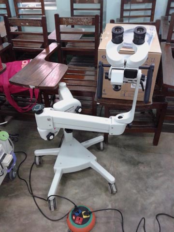 ヤンゴン中央婦人病院：コルポスコープ室 コルポスコープ（モニター付き）（写真7の協力実施後）