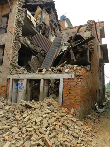 バクタプール市内の倒壊家屋