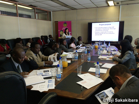 ジンバブエ観光ホスピタリティ産業省におけるインテリムレポートの説明の会議。机の向かって左側にジンバブエ政府関係者、右側に日本側メンバーが座る（写真提供：Yoji Sakakibara）