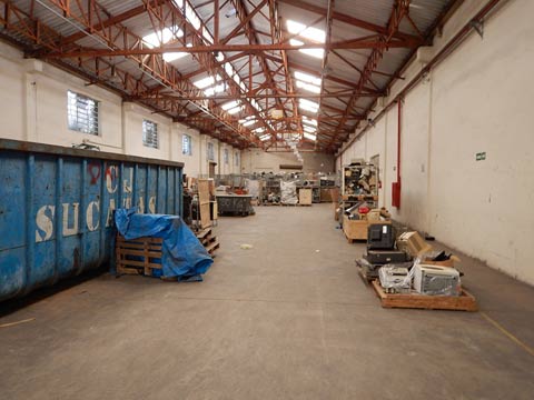 サンパウロ市の支援をもとに運営されている電気・電子機器廃棄物（以下、E-waste）を専門に扱う唯一のカタドール組合（Coopermiti）の保管庫。