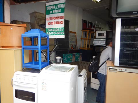 民間のE-waste修理・販売業者の視察。サンパウロ市内にはこのような修理業者が1,000店以上あると言われている。