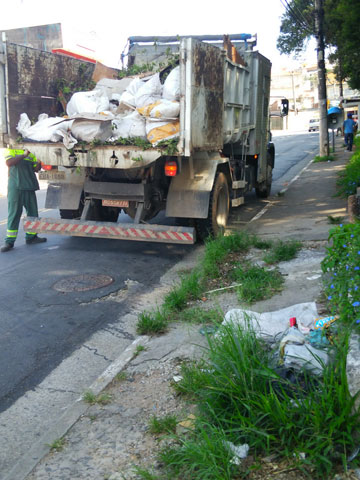 サンパウロ市の廃棄物収集活動の一環として行われている粗大ごみ回収（CATA-BAGULHO）。3ヵ月から半年に1回程度、路上に放棄されている粗大ごみなどの廃棄物を回収する。