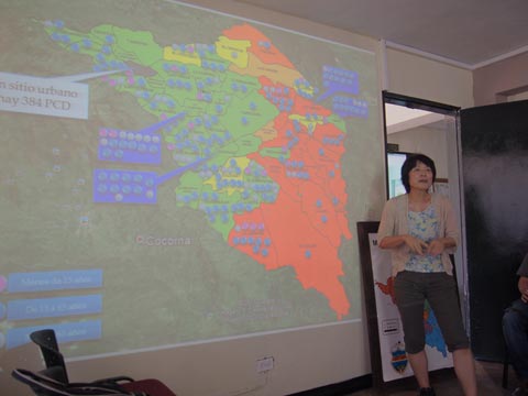 サンプル調査のために、グラナダの地図を示しながら訪問地域の話し合いを進める上條専門家