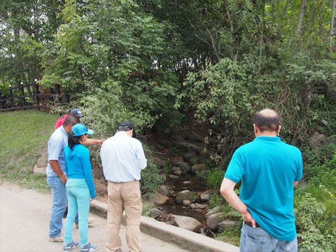 洪水被災地聞き取り調査：JICA専門家チームはカウンターパートとともに、洪水被害のあった地域を視察し、関係機関の職員に対して聞き取り調査を行うことで、コロンビアにおける洪水管理について検討を行っています。