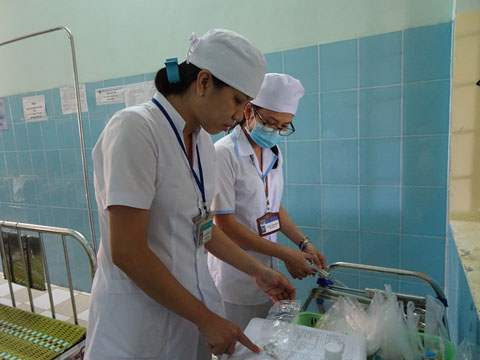Binh Dinh省総合病院での新人看護師指導の様子