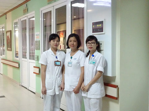 Saint Paul Hospital 集中治療室の指導者と研修中の看護師