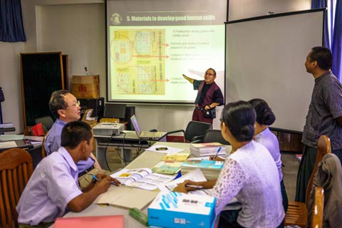 ミャンマー語の教科書開発を指導する山岡専門家