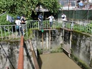 下水処理場での採水の様子