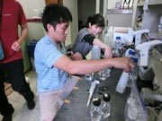 トリブワン大学での微生物測定作業の様子