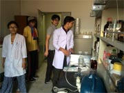 WG3：トリブバン大学医学部実験室