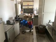 トリブバン大医学部実験室。揺れで機器が動いてしまっている。