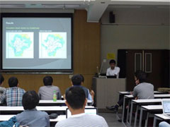 山梨大学で研修成果を発表するMr. Showet Basnet
