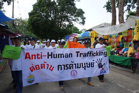 タイでは、毎年6月5日のタイの人身取引反対デーに合わせ、首相府をはじめ各地で大規模なイベントが実施されます。プロジェクトサイトのチェンライ県でも、県のMDTと一緒にパレード行進を行い、啓発キャンペーンを実施しました。