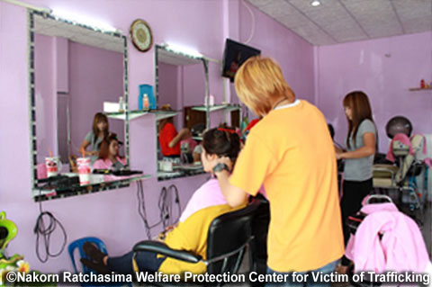C/Pの人身取引対策部が所管するナリサワットシェルター。保護された元被害者がタイマッサージや美容師の訓練を受け、社会復帰する前に、心のリハビリを兼ねてシェルター入口の店で働く機会を得られます。