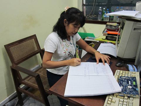 MRTVヤンゴン局の保守室。ヤンゴン局にある全ての機材は保守管理帳簿で徹底管理されている。保守担当者はJICA研修の受講経験を有する要員が多く技術スキルは極めて高い。