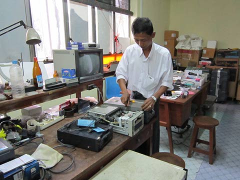 MRTVヤンゴン局の保守室。ヤンゴン局にある全ての機材は保守管理帳簿で徹底管理されている。保守担当者はJICA研修の受講経験を有する要員が多く技術スキルは極めて高い。