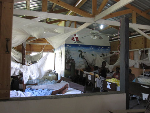 協力実施前　既存の内科病棟（震災後に国境なき医師団によって建設された簡易型内科病棟）の様子。大型の台風には耐えられない可能性があるほか、ベッド数が不足していた。