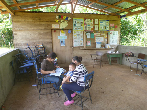 保健の家（Casa Base）で診察を受ける母子。保健施設のない集落では簡易な建物で医師が産前・産後・乳幼児の健診を行います。