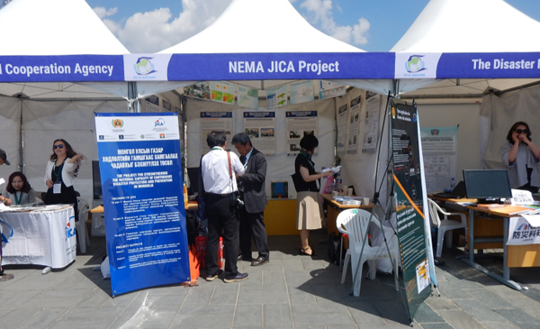  （左）JICAブース、（中央）NEMAの本プロジェクトブース、（右）NEMA災害空間情報コーナー