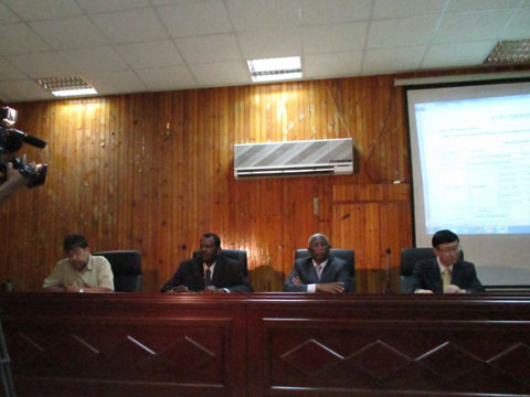 第1回JCC会議に列席のスーダンならびに日本側要人（写真右から　日本大使、農業省副大臣、同事務次官、JICA事務所長）