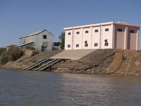 無償資金協力「食料生産基盤整備計画」で改修されたキティアブ地区の新ポンプ場（右側）と旧ポンプ場（左側）