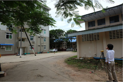 ヤンゴン市内のYCDC（Yangon City Development Committee）宿舎（6階建て鉄筋コンクリート造）の建物振動特性を把握するために常時微動測定器を使って測定した。（2015年9月）