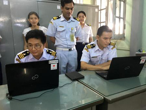（協力実施後）PC端末を使用するミャンマー関税局職員