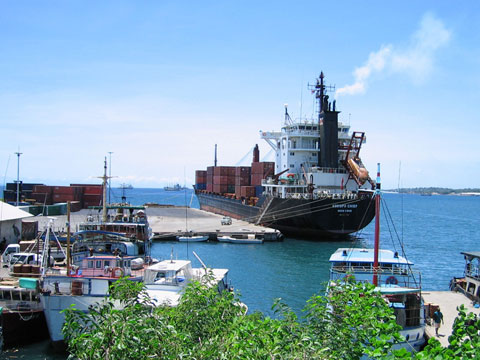 ホニアラ港国際埠頭岸壁の全景