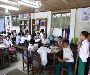 （協力実施前）附属中学校教室。児童中心型教育（CCA）形式の机配置で授業が行われていた。