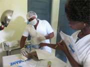 イニャンバネ州　クンバナ地区医療センターにて　新生児の蘇生法研修の様子