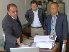 作業の進捗を日本人専門家（中央）らに説明するGIS担当官（左）