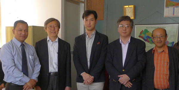 中央統計局の副局長2人（両端）と日本人専門家