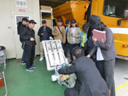 維持管理機械製作会社で新技術を備えた維持管理機械を視察