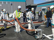 道路路面標示機械を視察
