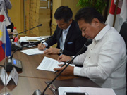 第3年次ワークプランへ署名するDPWHサダイン次官、JICAフィリピン事務所山田次長
