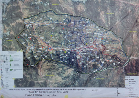 将来土地利用図：航空写真を基に住民が協議し、保全区域や植林に関する計画を策定し、将来図を写真上に記号で示す。写真はプロジェクト対象村の一つであるファヒソイ村の将来土地利用図。