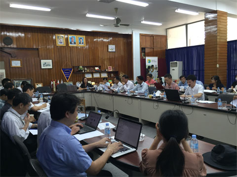 カンボジア工科大学でのキックオフ会合の様子。研究者に加えて環境省やトンレサップ庁のメンバーも参加し、プロジェクトの詳細な活動計画を議論した。